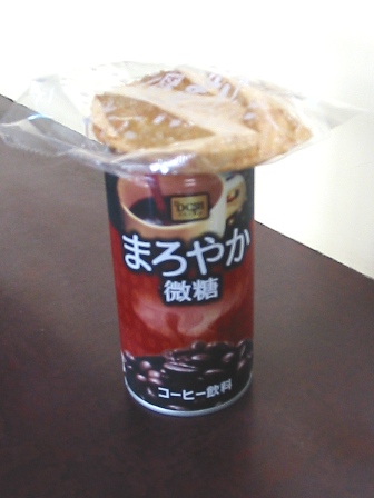秋田県　米田食堂　煎餅と缶コーヒーのサービス
