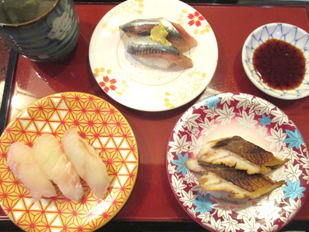秋田県　いちばん寿司　白身３貫、イワシ、トロあなご