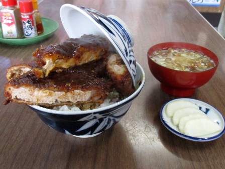 福島　かくだい食堂　ソースカツ丼（左）