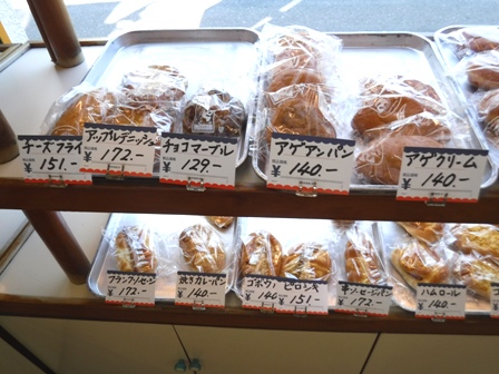 福島　たけだパン　商品陳列