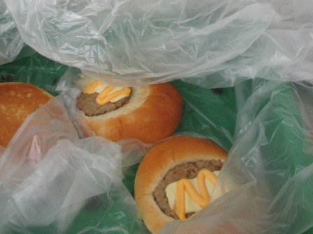 宮城　白石パンｉｆ　チーズハンバーグパン