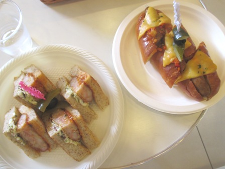 仙台　宮城調理製菓専門学校　自家製ソーセージのホットドッグ＋海老カツサンドチャイニーズ風