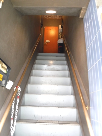 仙台　リトルカフェ１０００　階段