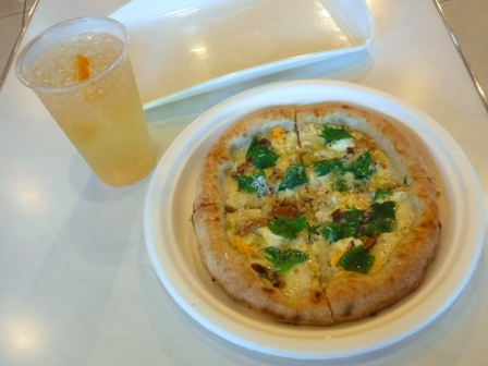 仙台　宮城調理製菓専門学校　自家製スモークホヤのピザとハイボール