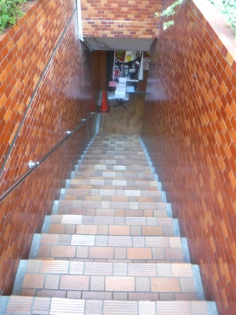 仙台　旬　ビル階段