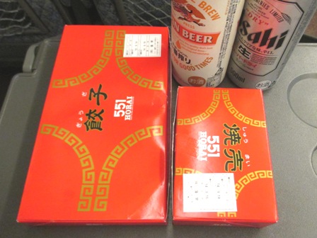 大阪　５５１蓬莱　シュウマイ６個入り×２と豚饅２個入り×１＆ビール