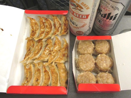 大阪　５５１蓬莱　シュウマイ６個入り×２と豚饅２個入り×１＆ビール