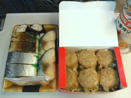 大阪　５５１蓬莱　シュウマイ６個入りと鯖づくし寿司